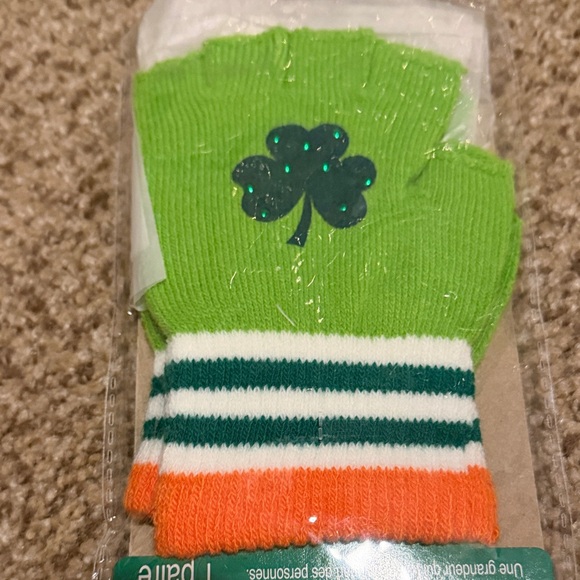 Amscan Green Fingerless Gloves with Shamrock - Picture 2 of 3